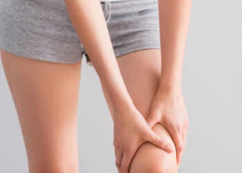 8 Effective And Natural Ways To Lighten Dark Knees Sitting At Home