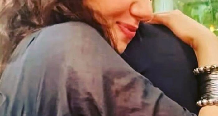 Hamza Ali Abbasi & Mahira Khan Hugging Each other: Fans’ Criticism